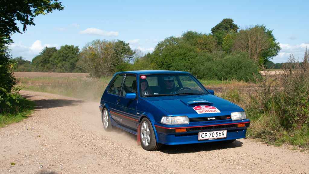 Klassisk pålidelighedsløb er en rigtig familiesport, som her udøves af Kim Bach Sørensen og datteren Freja Damgaard Sørensen fra Sports Motor Klubben Gladsaxe
(Foto: Viggo Johansen, rallypics.dk)